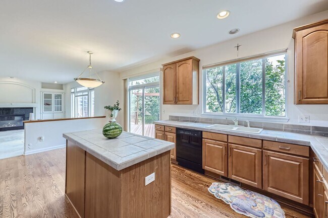 Building Photo - Evolve Real Estate: Magnificent Residence 4 Beds/4 Baths with Large Backyard and Fully Finished B...