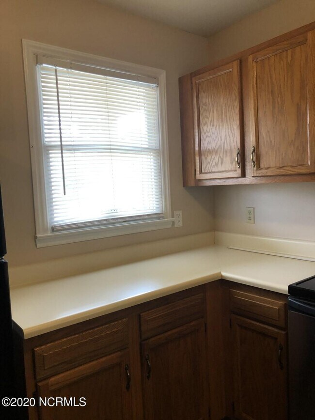Building Photo - 136 Lullwater Dr
