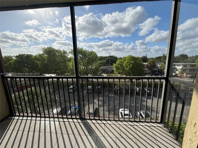 Foto del edificio - 16950 W Dixie Hwy