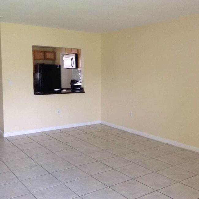 Building Photo - 2/1.5  Duplex at Lucaya.