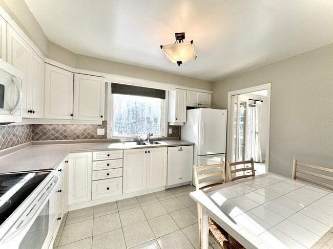 Building Photo - 2294 Wyandotte Dr