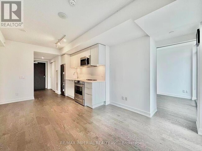 Building Photo - 25 Richmond St E