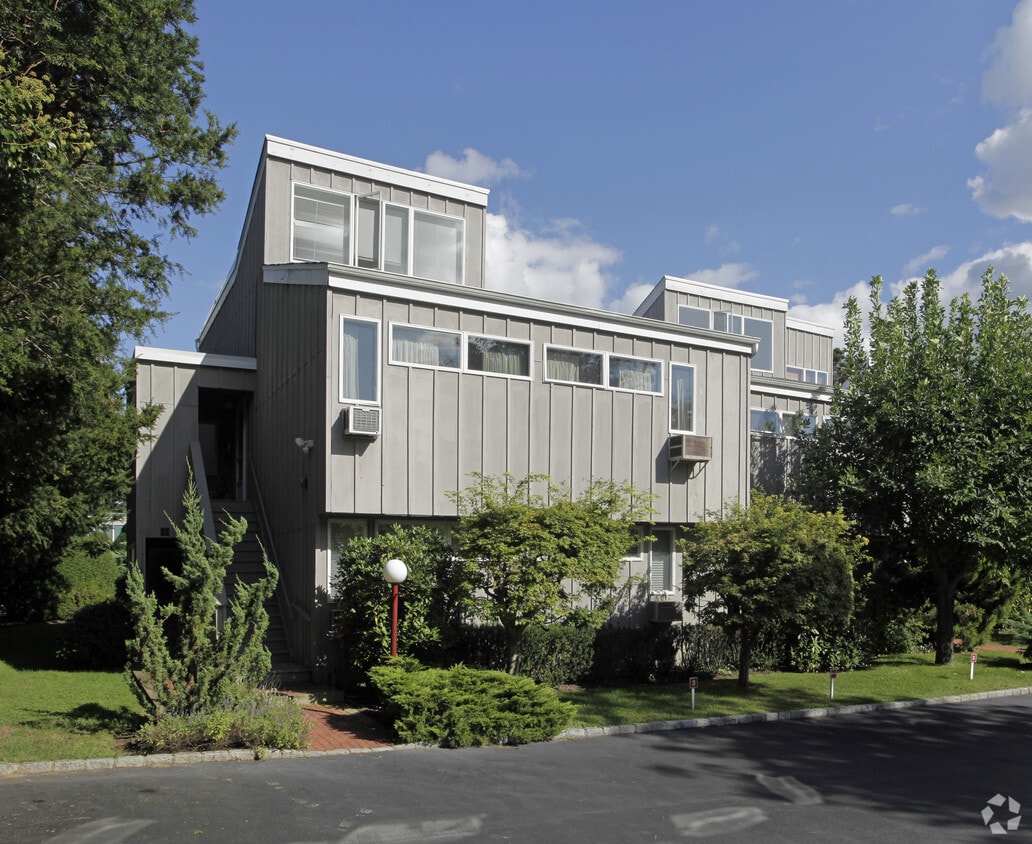 Hampton Mews Apartments Apartments in East Hampton, NY