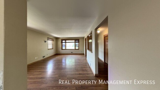 Building Photo - 3116 S Lake Ave
