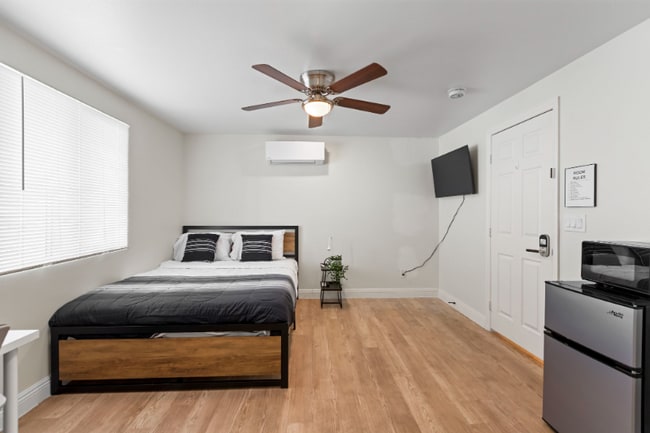 Building Photo - 2417 E Wilson Ave