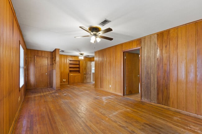 Building Photo - AVAILABLE NOW--- 3 Bed, 1.5 Bath in Eastgate