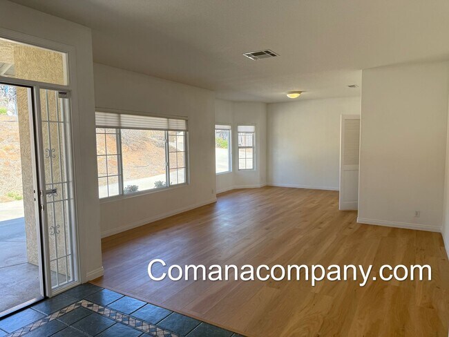 Building Photo - Gorgeous, spacious 3BR/2BA w views, yard, ...