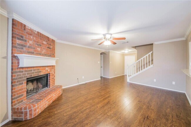 Building Photo - Newly updated and ready for Move-in!