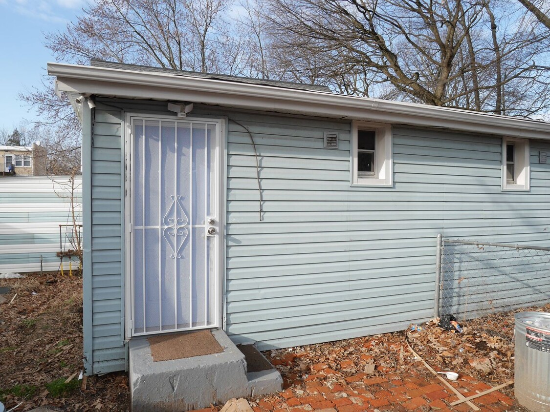 305 S Marlyn Ave Unit Apt C, Essex, MD 21221 Room for Rent in Essex