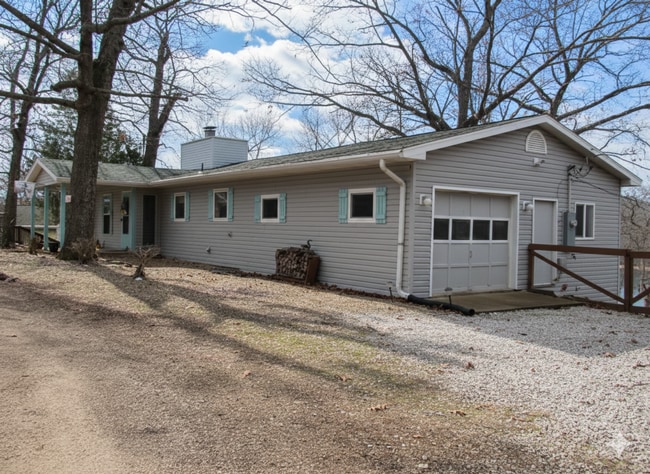 Building Photo - 4 bedroom lake view home