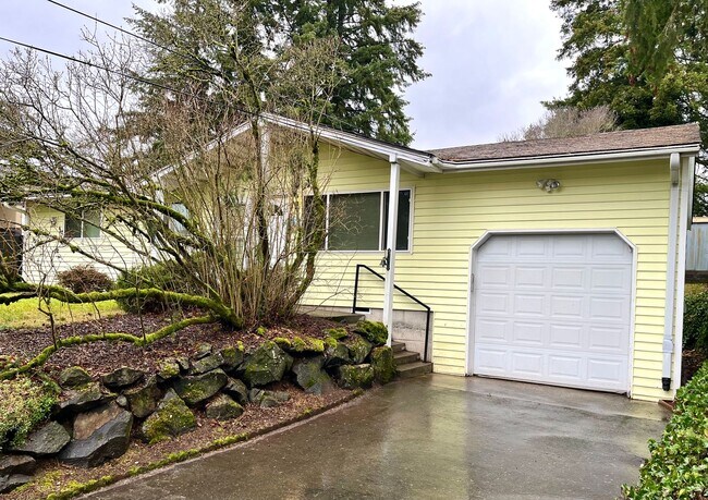 Building Photo - Pet Friendly Classic 3 Bed 1 Bath Bungalow...