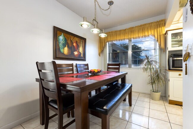 Building Photo - 369 Tilford Q