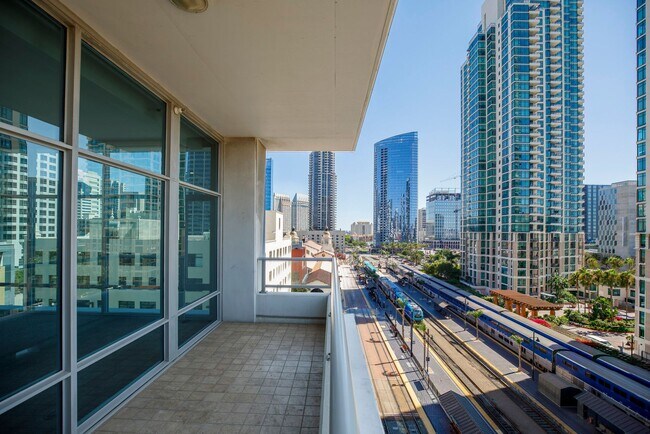 Foto del edificio - Rare Availability in Sapphire Tower!