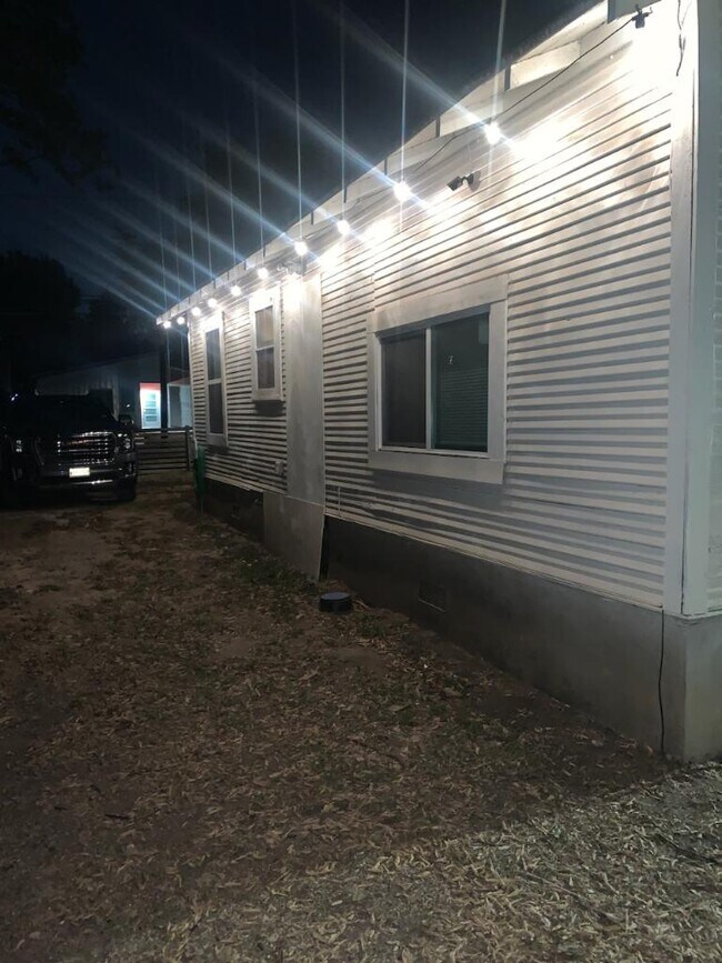 Foto del edificio - 1303 E 3rd St