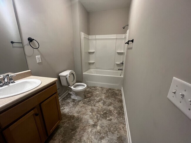 Building Photo - 8026 Shadesbrook Dr