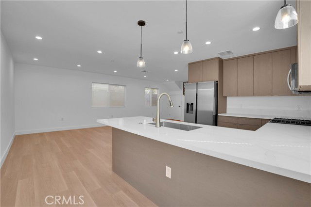 Foto del edificio - 18221 Chatsworth St