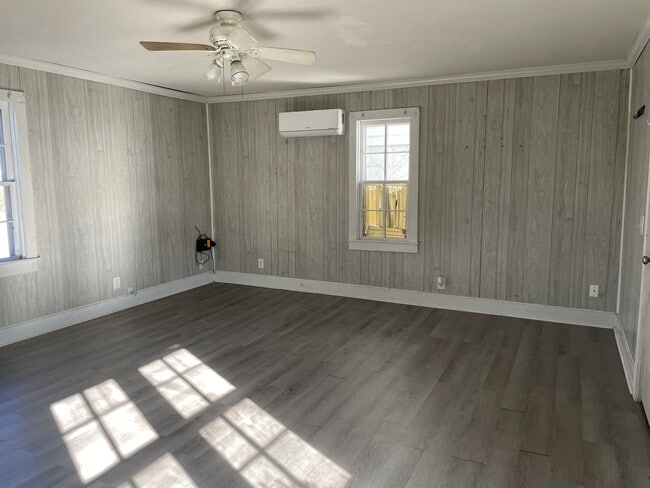 Building Photo - 605 W Court St