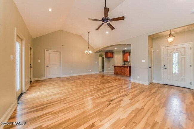 Building Photo - 106 Squirrel Ln