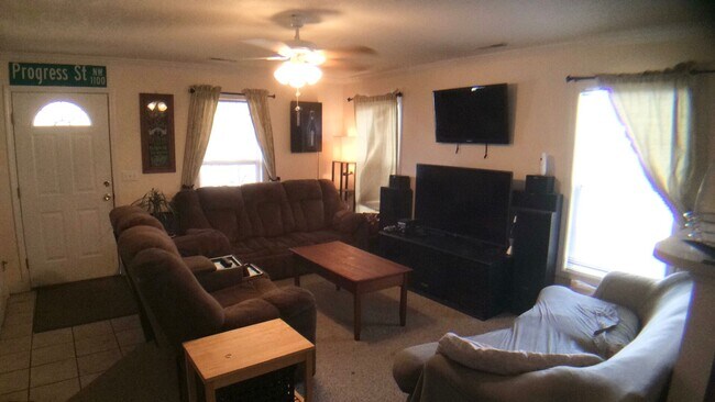 Foto del edificio - Blacksburg, 3 BR / 2.5 BA Townhome Available
