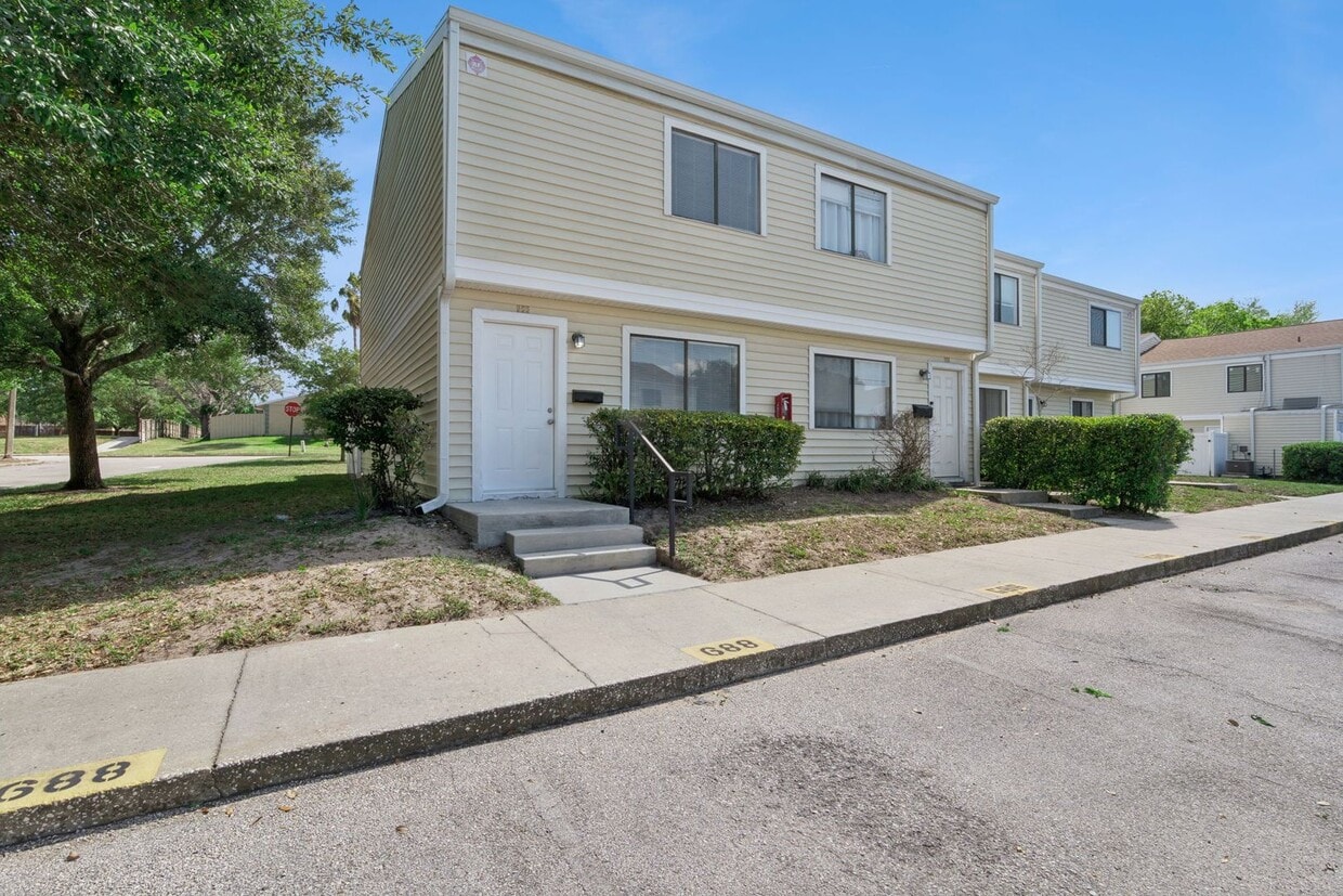 Beautifully Updated 2BR/1.5BA Altamonte Springs Townhome with Modern Finishes - Beautifully Updated 2BR/1.5BA Altamonte Springs Townhome with Modern Finishes