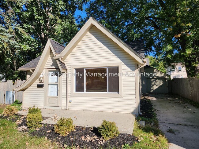 Building Photo - Spacious, Renovated and Close to Ferndale!