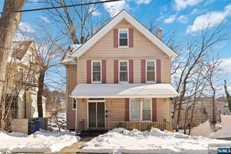 Building Photo - 87 James St