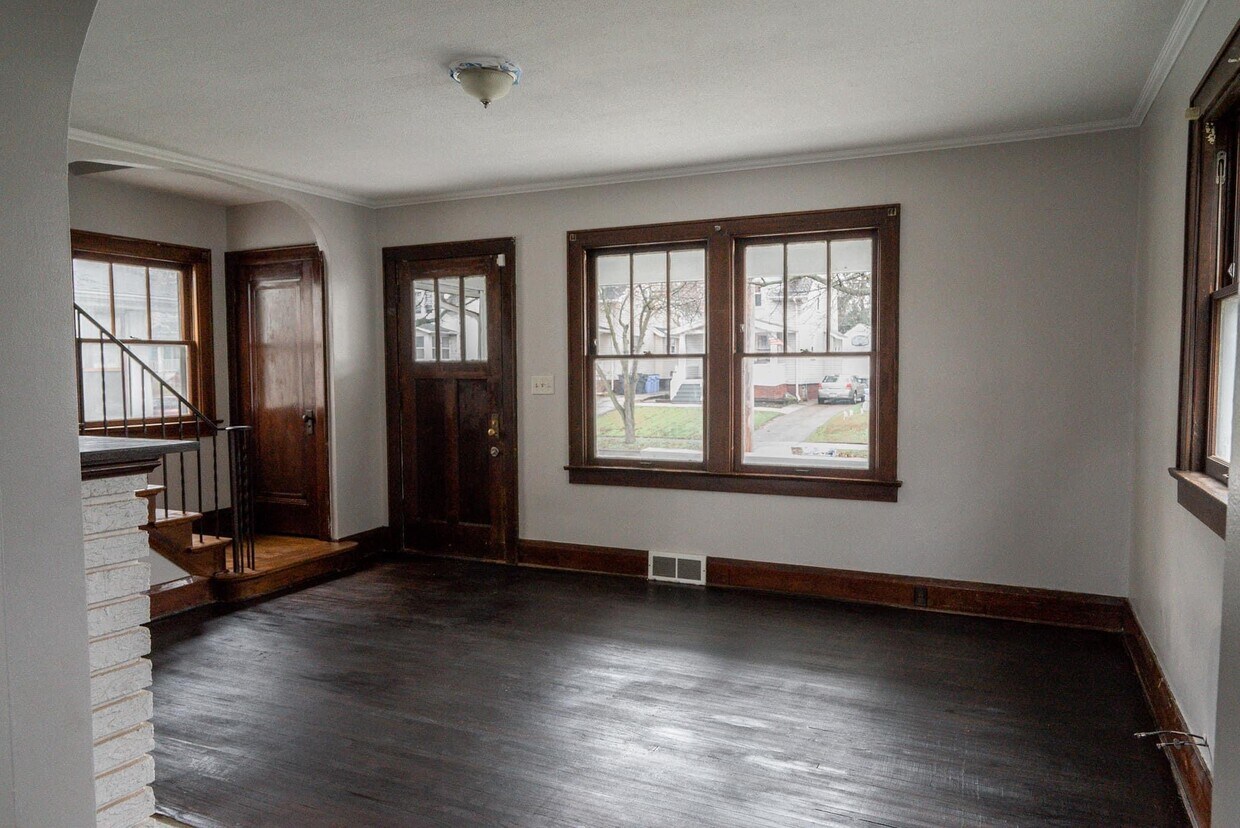 2015 Mansfield Rd, Toledo, OH 43613 House for Rent in Toledo, OH