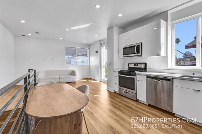 Foto del edificio - Gorgeous Modern Townhouse In Prime Mid-City