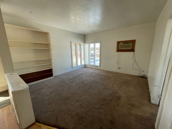 Foto del edificio - 827 Redwood Dr