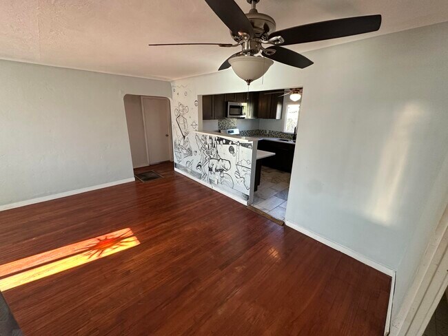 Living room - 333 Cutler Ave NE