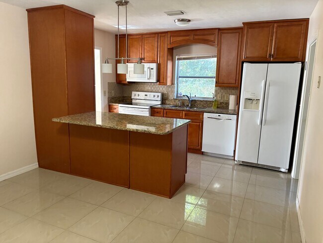 Foto del edificio - Spacious 3 bedroom home in quiet neighborhood