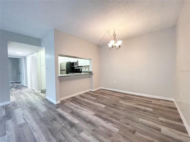 Foto del edificio - 1182 Pine Ridge Cir W