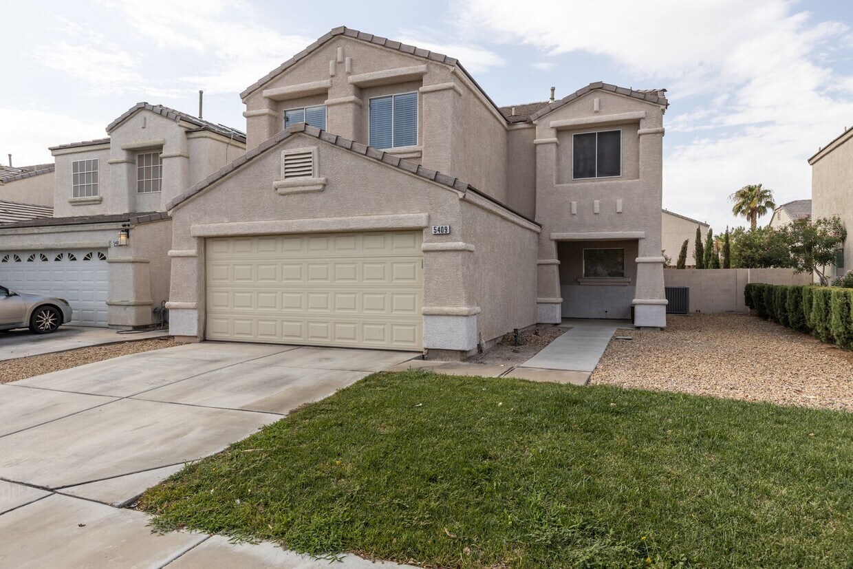 Primary Photo - Very well mainted NW home with grass backyard