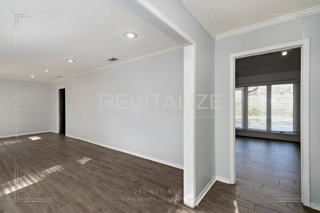 Building Photo - Immaculate 3BR / 2BA Home in Carriage Hills