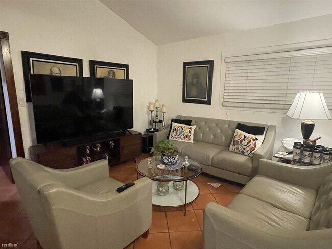 Building Photo - 3 br, 3 bath House - 519 Zapata Avenue