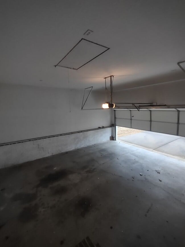 Building Photo - Clean 2 Bedroom 1 Bath duplex ~ Benton, KY