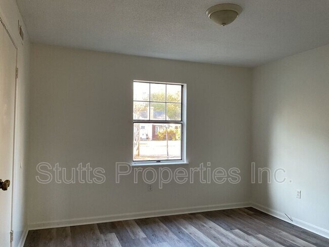 Building Photo - 510 E Irvine Ave