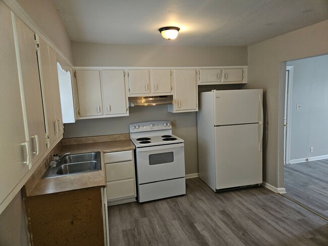 Foto del edificio - 2br/1ba apartment off Hwy 401. New paint a...