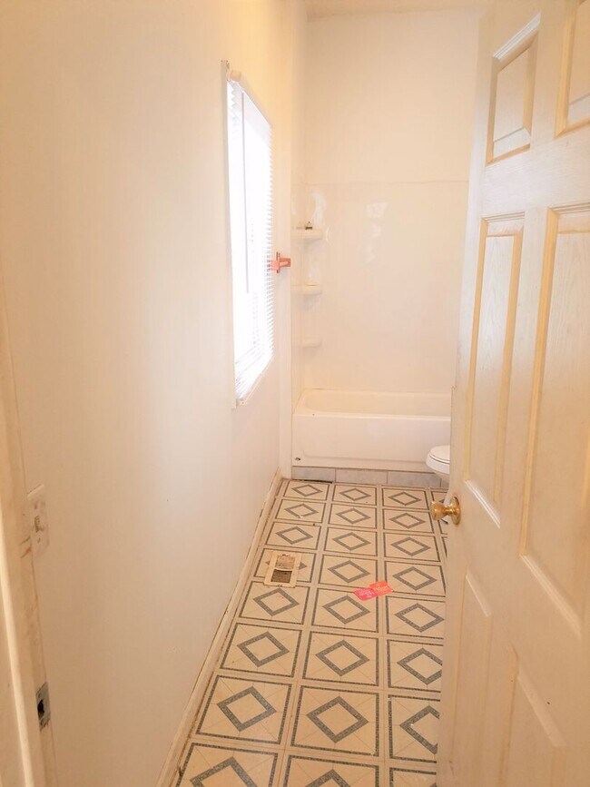 Building Photo - Spacious 3 bedroom home on Indy's west side!