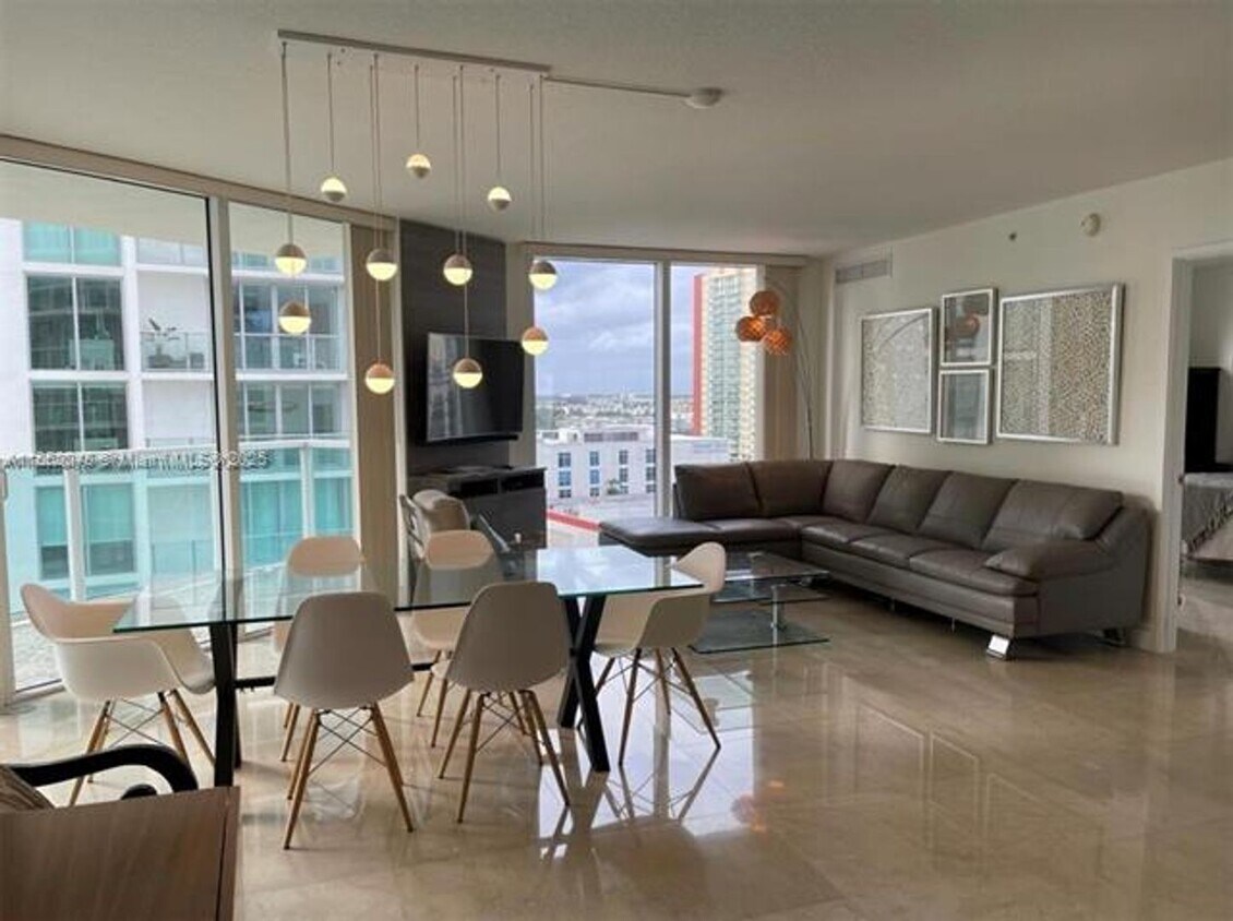 Foto principal - 250 Sunny Isles Blvd