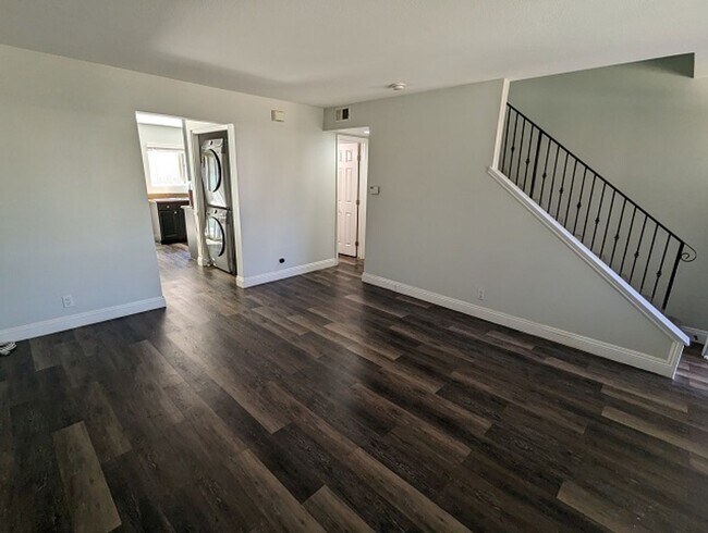 Foto del edificio - 2 bedroom, 1.5 bathroom Townhome in El Cajon