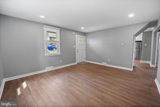 Building Photo - 645 Roberts Ave