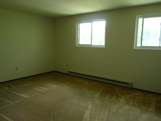 Building Photo - 1 Oakridge Dr