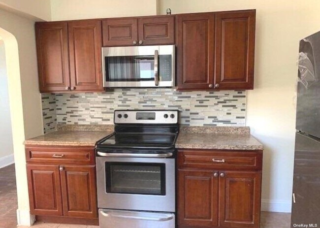 Foto del edificio - 59-05 Fresh Meadow Ln