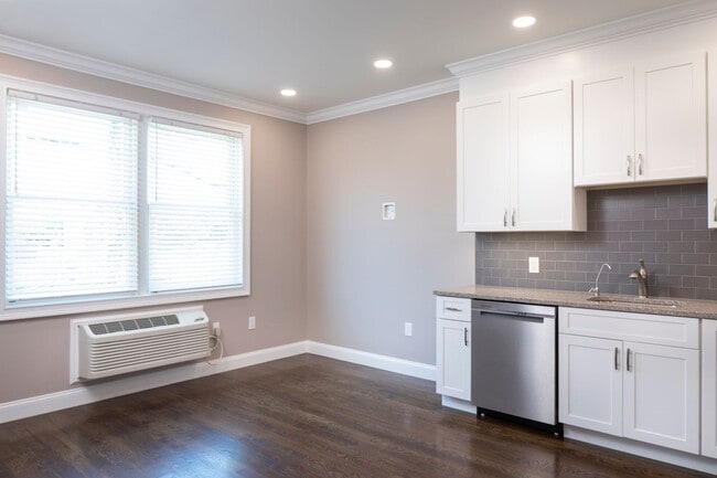 Interior Photo - North Washington Square @ Hickory: In-Unit Washer & Dryer, Cold Water, Fitness Center, Sauna, Bar...