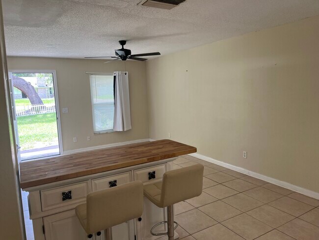 Foto del edificio - 11569 Seminole Rd