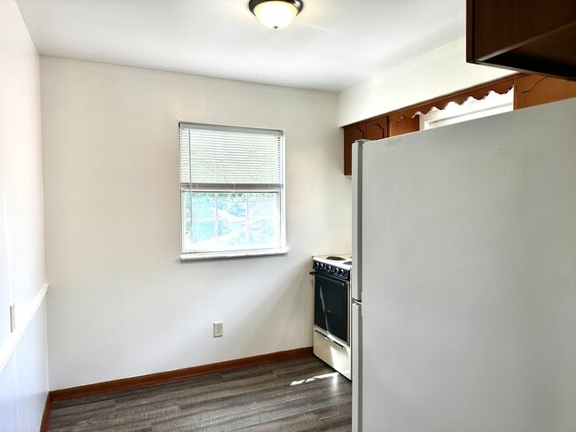 Eat-in kitchen - 3933 Clareridge Dr