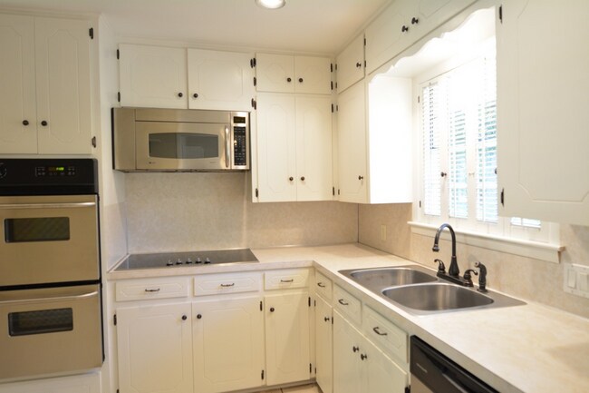 Building Photo - 3805 Las Cienega Blvd