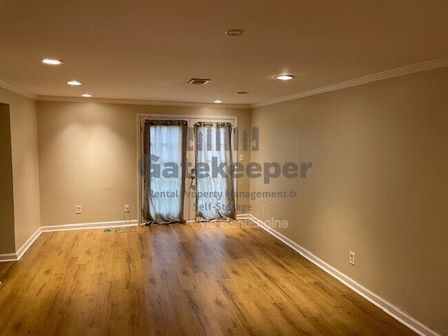 Foto del edificio - 102 Cypress Ct