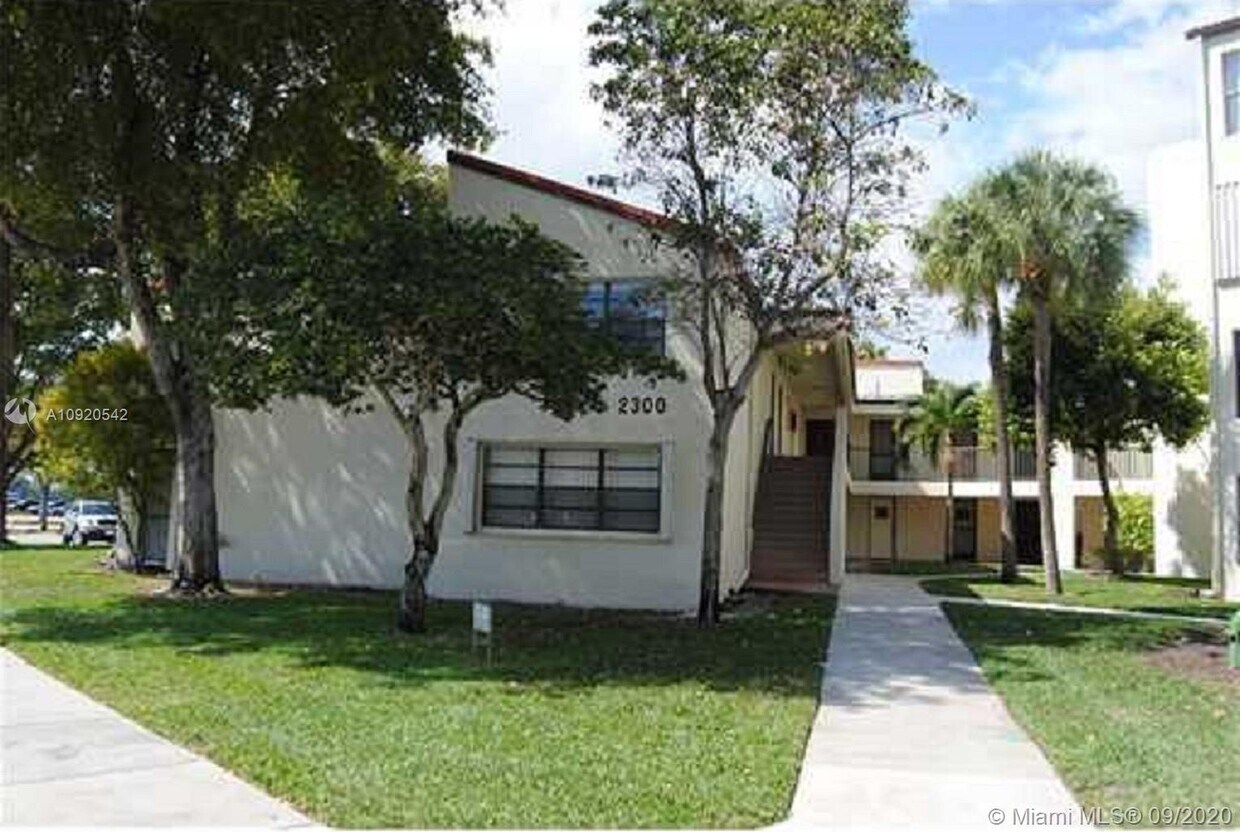 2300 S Cypress Bend Dr Unit 201, Pompano Beach, FL 33069 Condo for